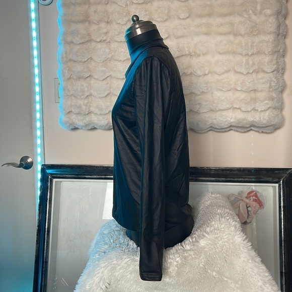 No name brand faux leather top with fuzzy winter lining on the inside black NWOT - Picture 3 of 8